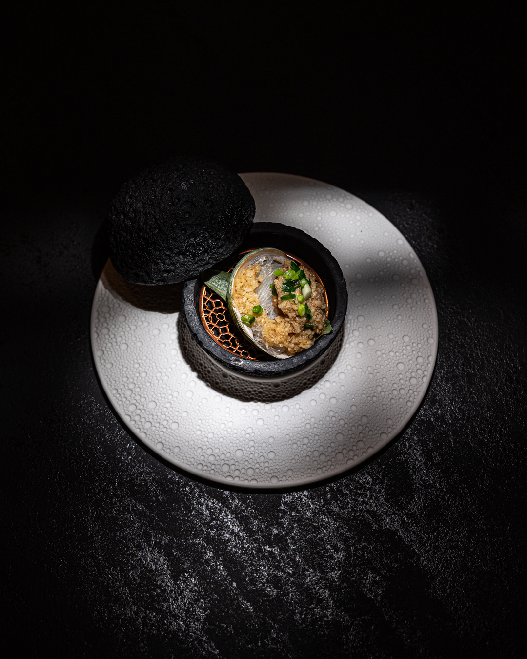 Abalone al profumo di aglio servito in conchiglia
