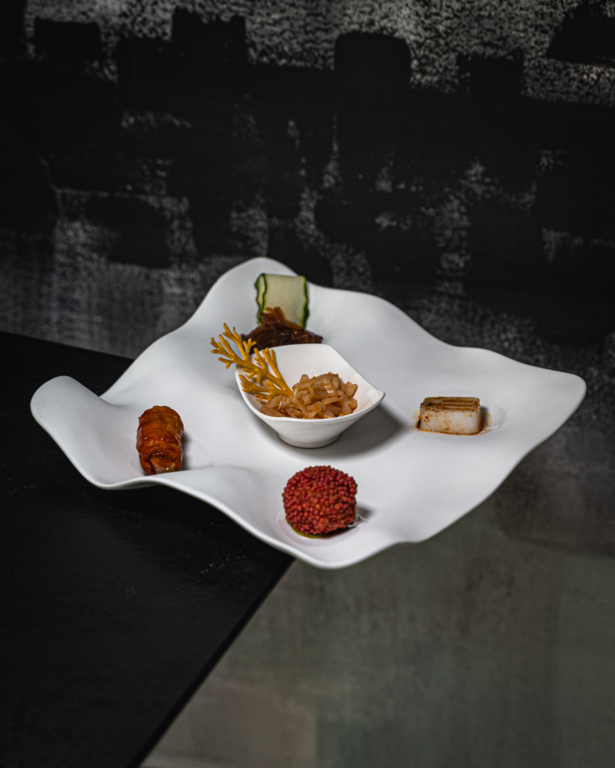 Antipasto di mare della carta YING con cinque assaggi serviti insieme