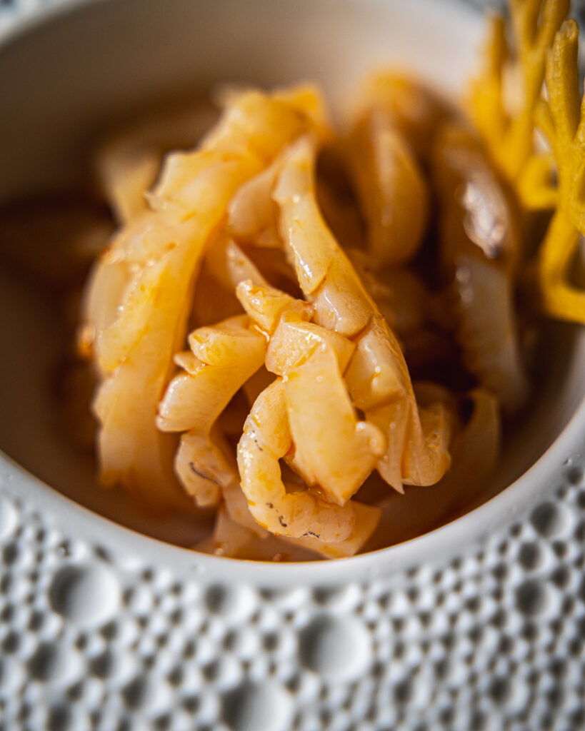 Dettaglio del calamaro all’olio rosso del secondo antipasto