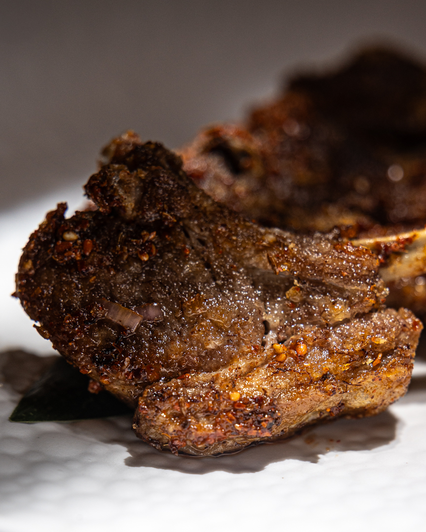 Dettaglio delle costolette di agnello alle spezie del Dongbei