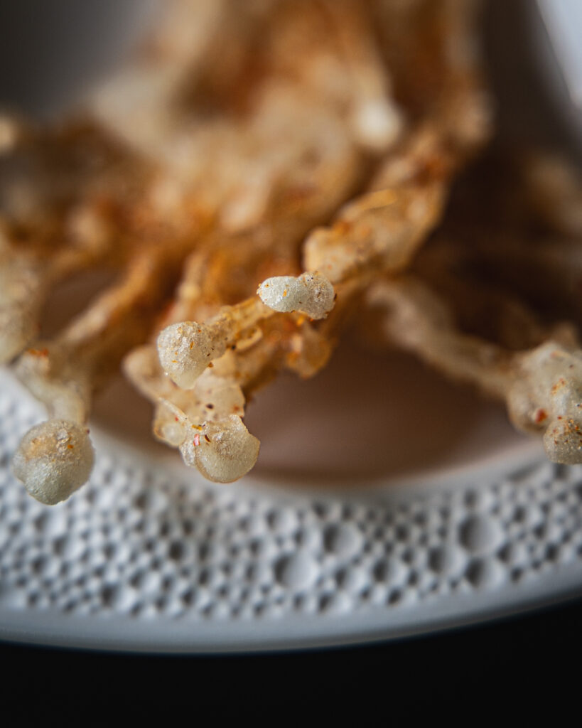 Dettaglio degli Enoki fritti speziati del secondo antipasto del Menù dell’Anno del Cavallo di Fuoco