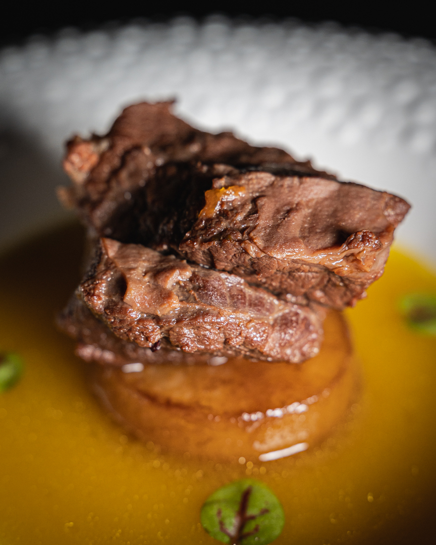 Dettaglio della guancia di cavallo Wen Huo servita con salsa gialla