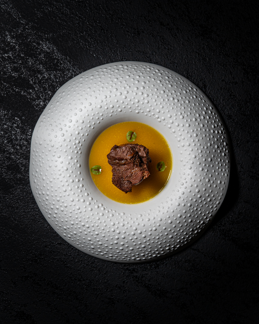 Guancia di cavallo Wen Huo servita con salsa gialla su piatto bianco