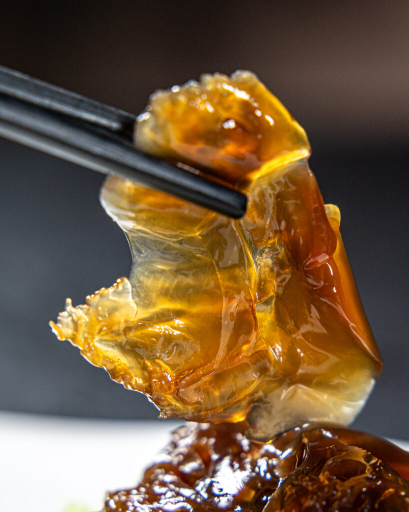 Medusa e cetrioli sollevati con le bacchette
