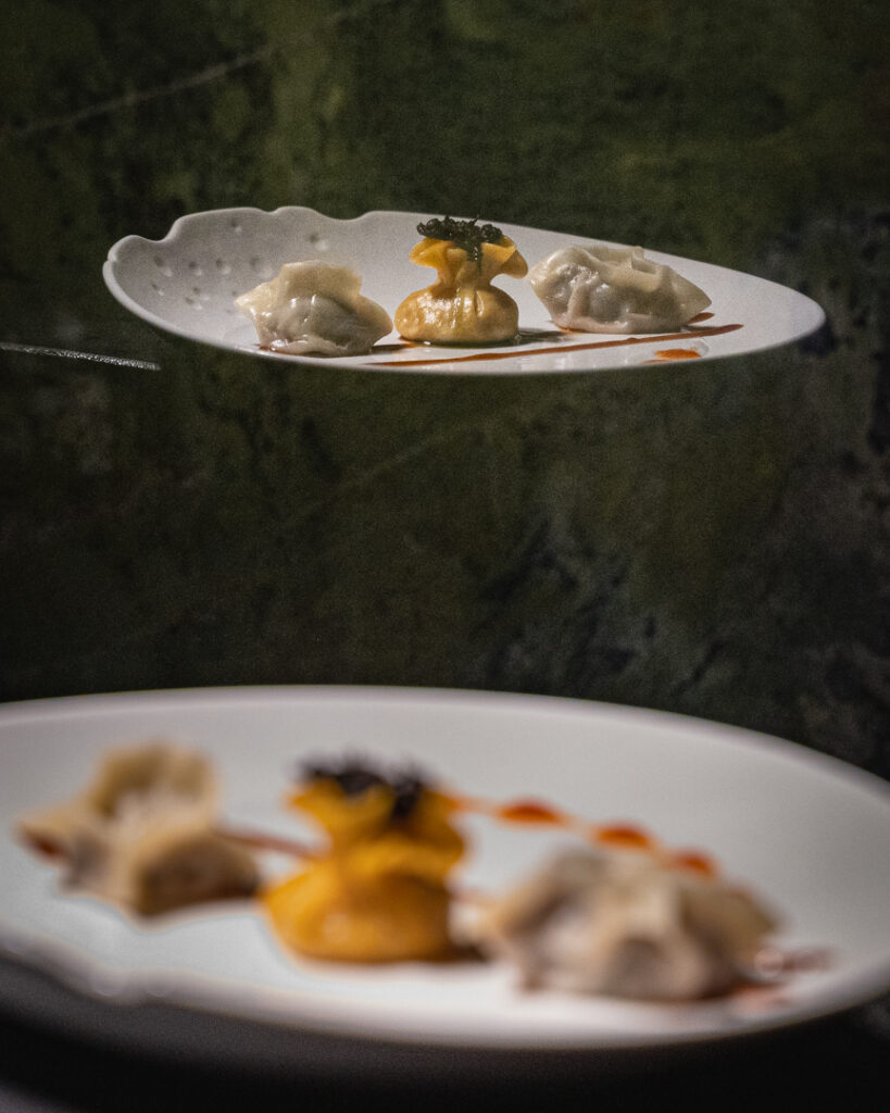Ravioli al vapore, riflessi su una lastra di giada