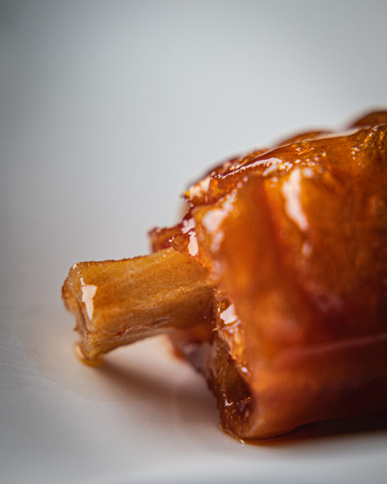 Dettaglio dello You Tiao agrodolce con glassatura lucida