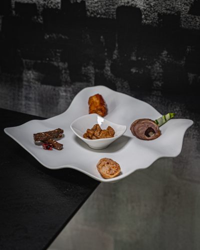 Antipasto di carne della carta YING con cinque assaggi serviti insieme