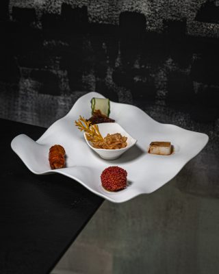 Antipasto di mare della carta YING con cinque assaggi serviti insieme