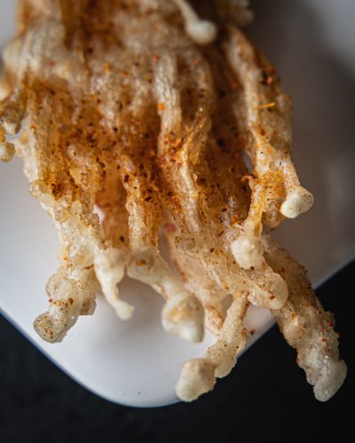 Enoki fritti fotografati in dettaglio