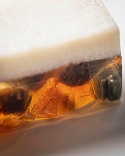 Tofu con uovo dei cent’anni in dettaglio, con strato bianco e parte traslucida ambrata