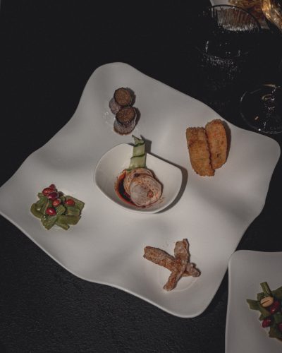 Antipasto di carne della proposta pranzo YING con cinque assaggi serviti insieme