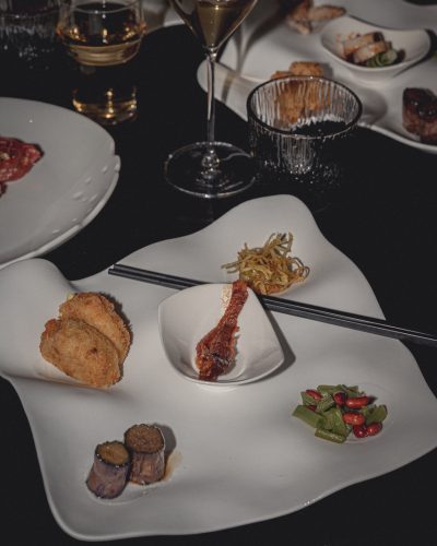 Antipasto di pesce della proposta pranzo YING con cinque assaggi serviti insieme