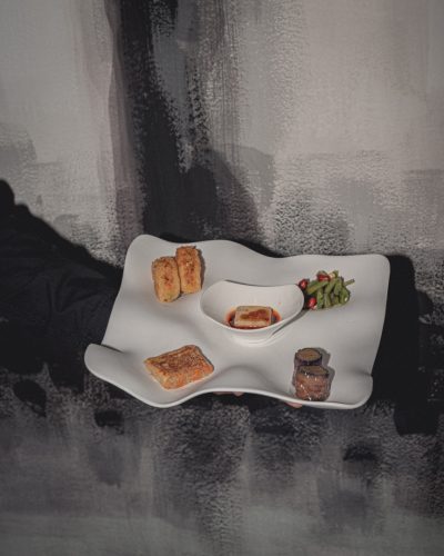 Piatto di assaggi della proposta pranzo YING con verdure, tofu, fritti e salsa piccante
