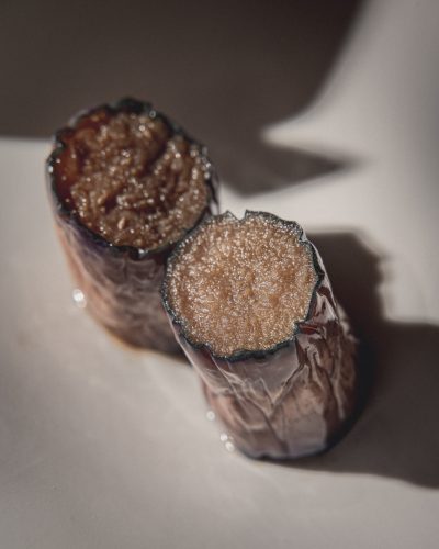 Melanzane cinesi marinate tagliate a cilindro