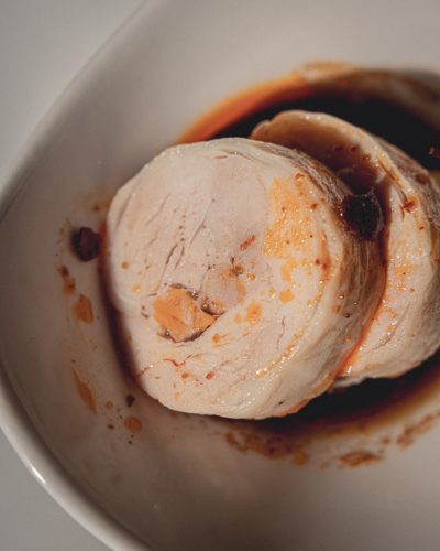 Pollo piccante che fa venire l’acquolina servito con olio rosso