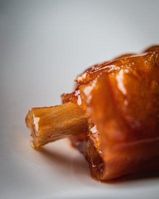 Dettaglio dello You Tiao agrodolce con glassatura lucida